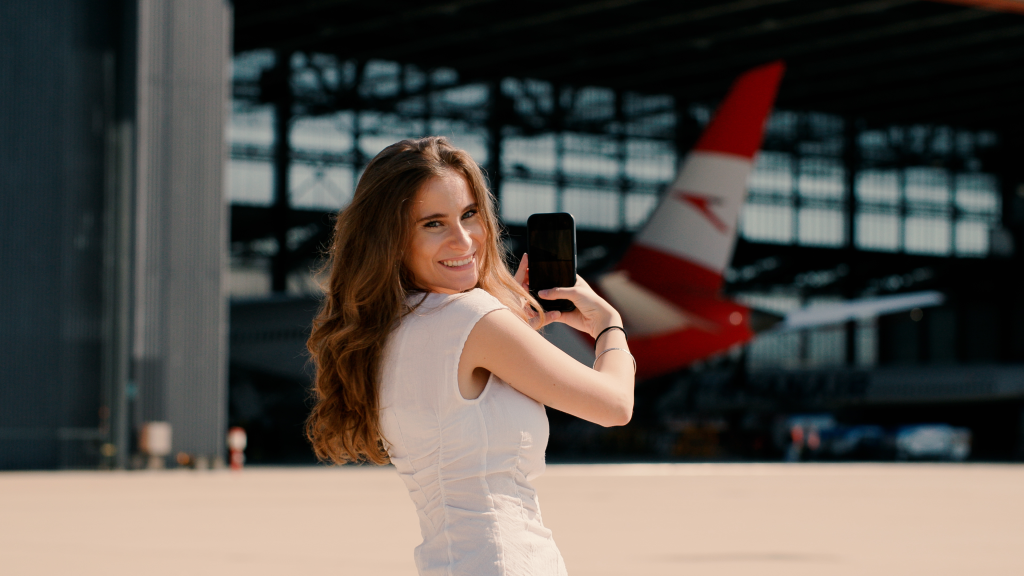 Mädchen fotografiert Flugzeug im Hangar
